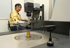 写真：CNC三次元座標測定機
